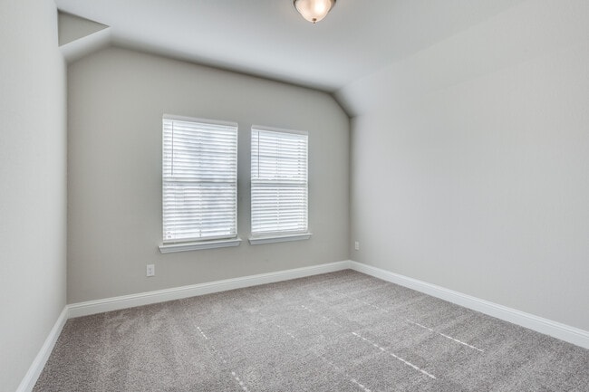 Building Photo - 211 Red Oak Dr