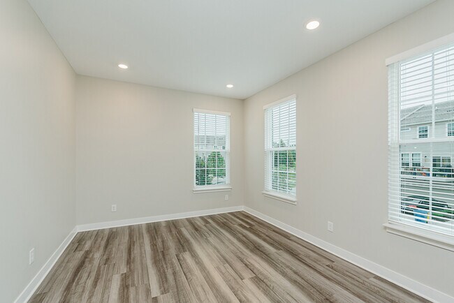 Building Photo - Beautiful Townhome in Carmel