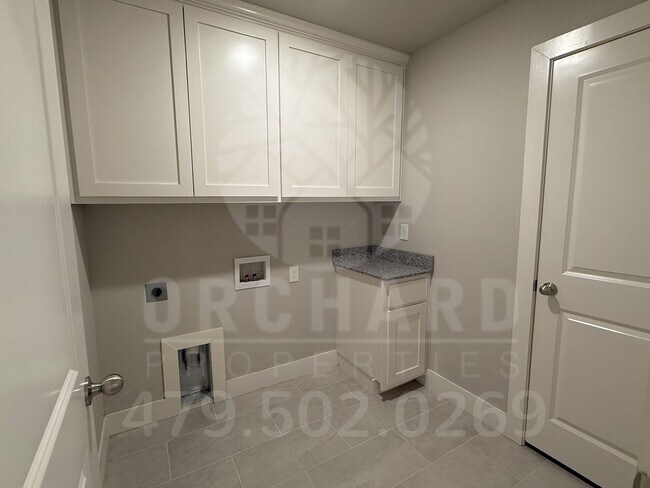 Building Photo - Single-Family Home- 2 Bed/2 Bath w/Hobby R...