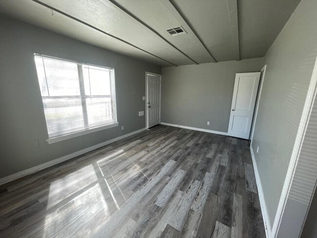 Building Photo - 2 BED 1 BATH DUPLEX FOR LEASE