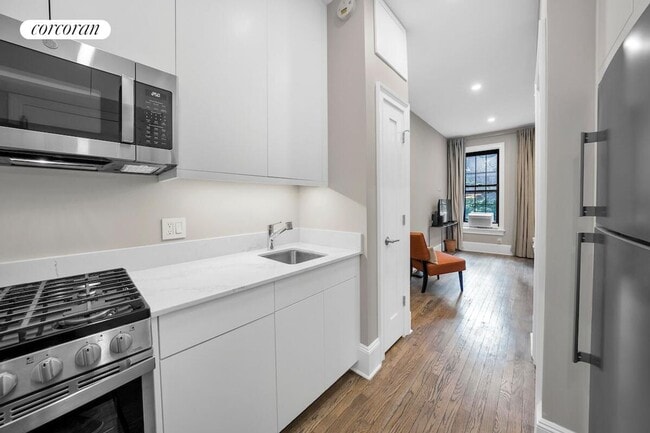 Building Photo - 231 E 54th St