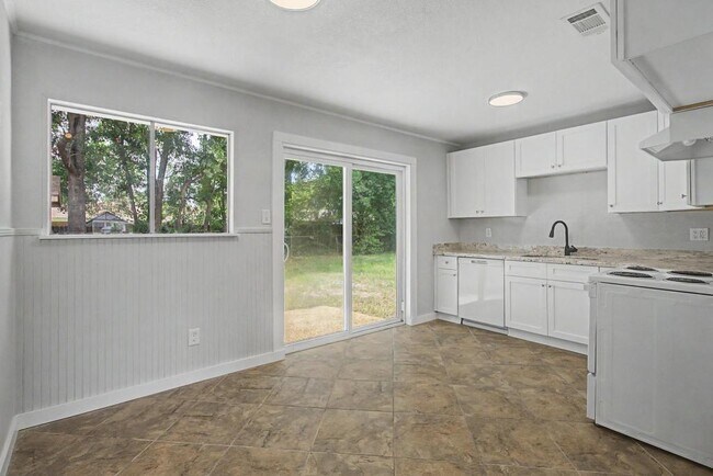 Building Photo - 108 Phylis Dr