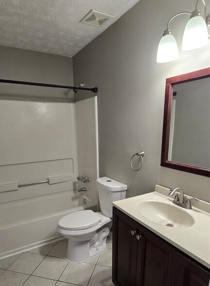 Building Photo - 407 Bainbridge Dr