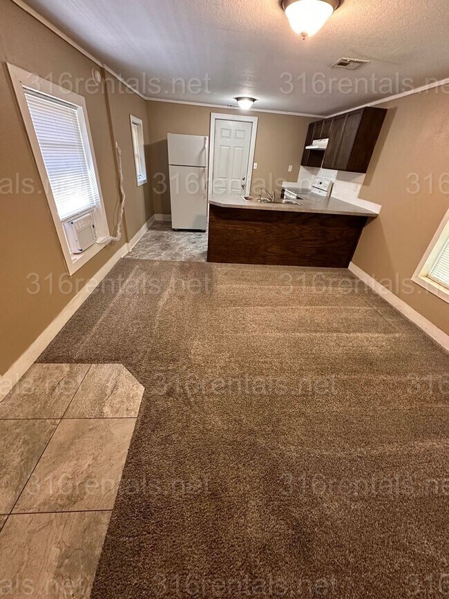 Building Photo - $625 - 1 bed 1 bath - Single Family Home secluded in the back of the main home 742 Hendryx