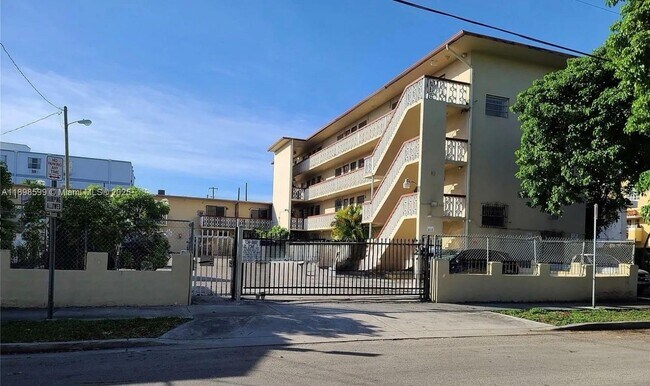 Building Photo - 1220 SW 5th St
