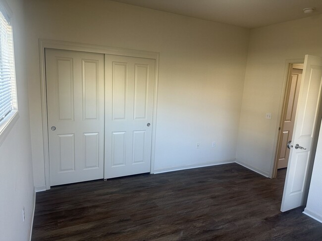 Building Photo - Spacious and Convenient – 3 Bedroom / 3 Ba...