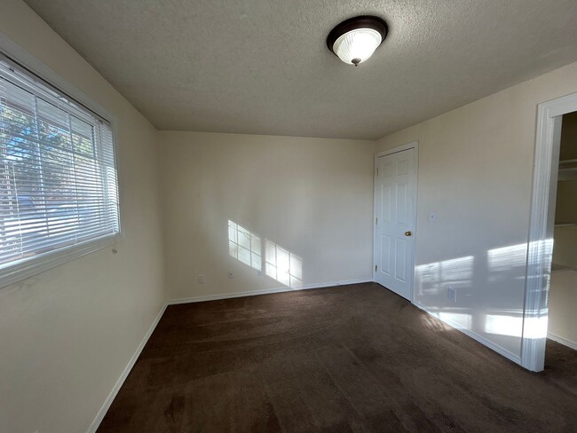 Building Photo - 2 Bedroom / 1.5 Bathroom Duplex in Redmond...