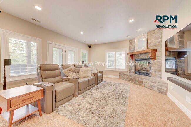 Building Photo - "Spacious Elegance: Stunning 6-Bedroom Ret...