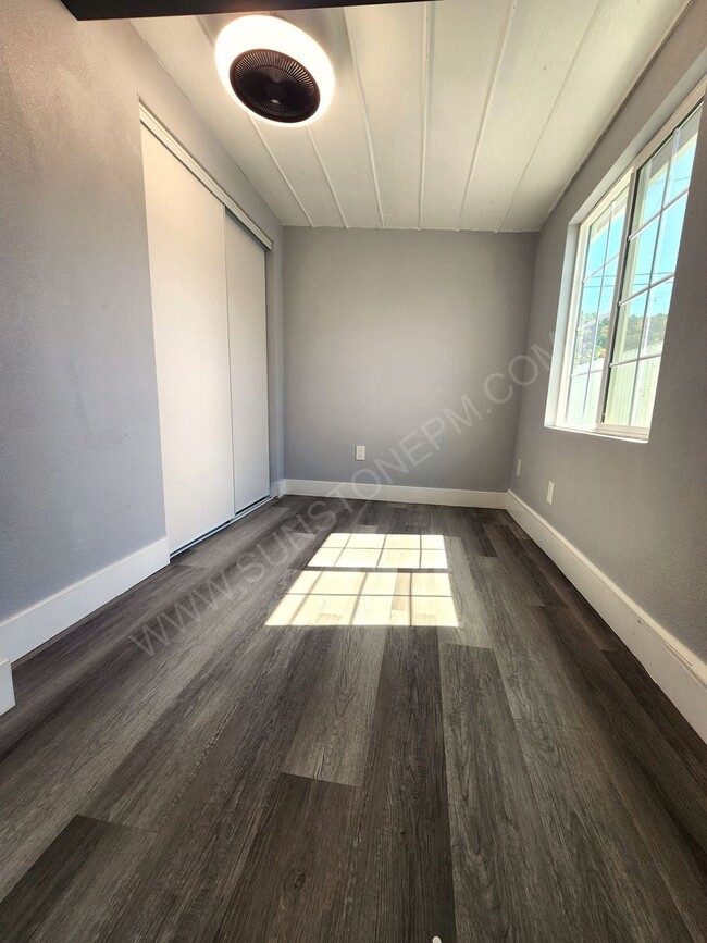 Building Photo - 2 Bedroom, 1 bathroom