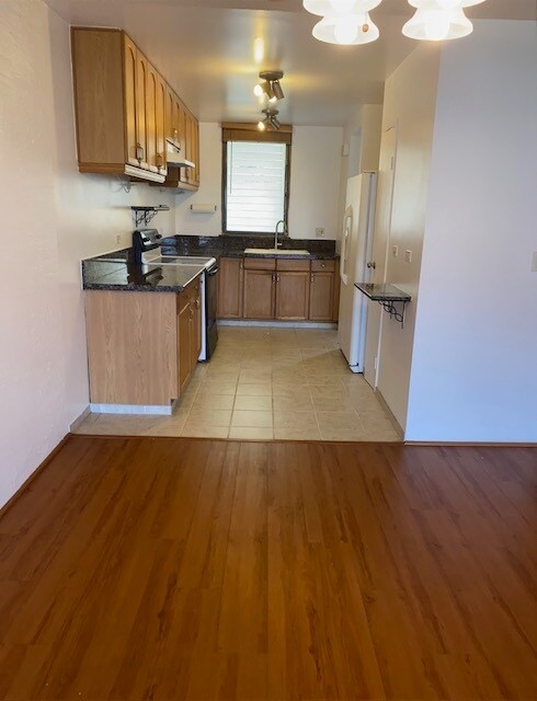 Building Photo - 521 Hahaione St