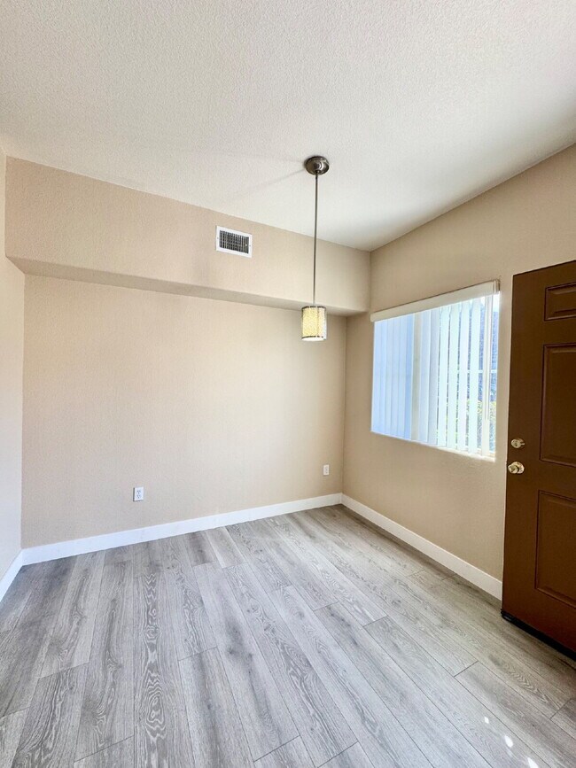 Building Photo - Beautifully Updated Downstairs 3-Bedroom, ...
