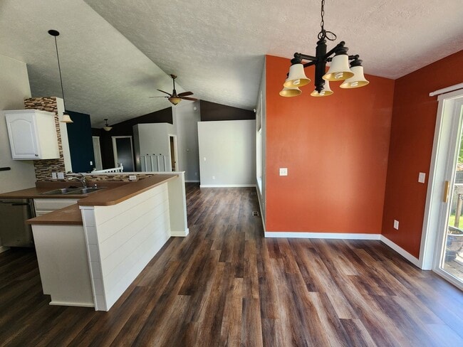 Building Photo - 3Bd 2BA near Jefferson Highschool!