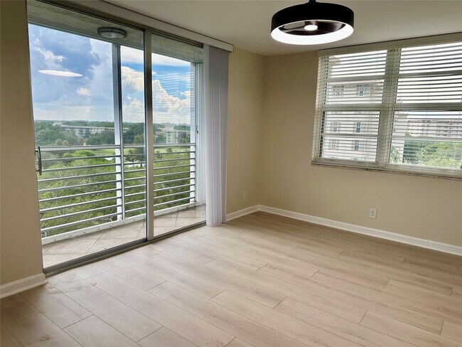 Building Photo - 3510 Oaks Way