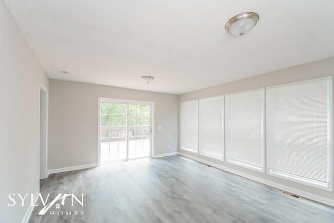 Building Photo - The living is easy in this 3 bedroom, 2 ba...