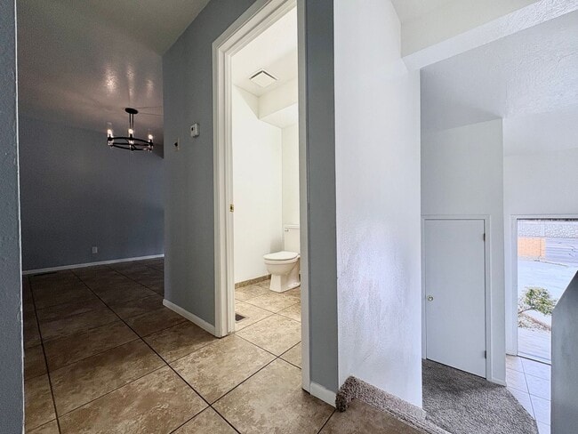 Building Photo - Charming 3-Bed Townhome in Holladay – Fenced Yard, Ample Parking & Prime Location