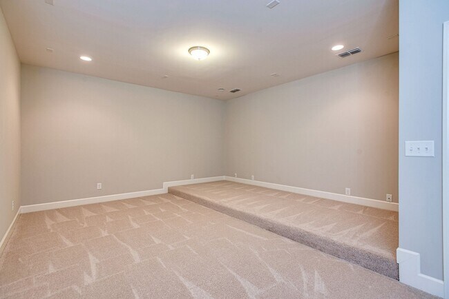 Building Photo - 9810 Glenmore Ln