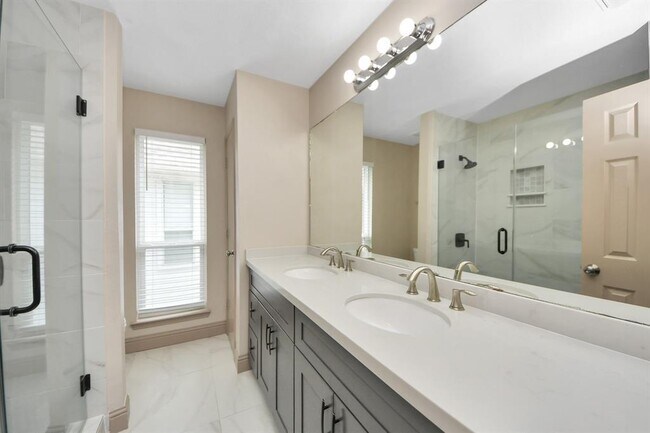 Building Photo - 2030 Winding Hollow Dr