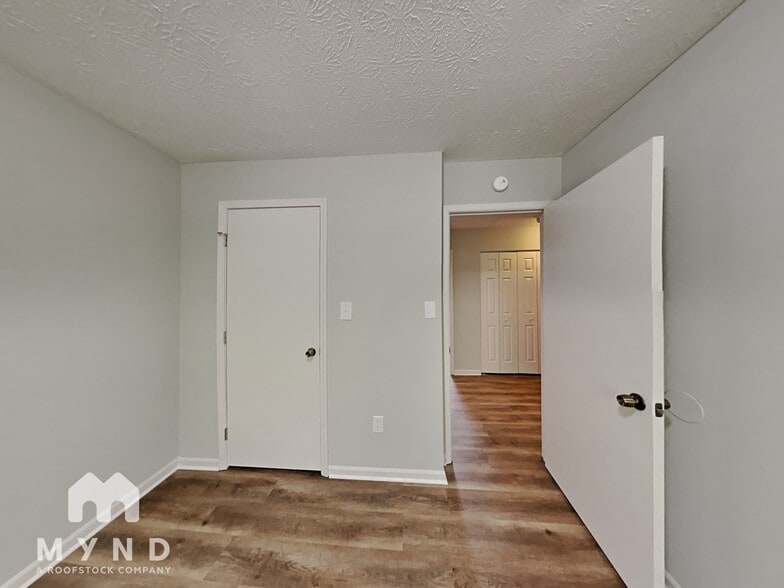 Building Photo - 947 Mainstreet Lake Dr