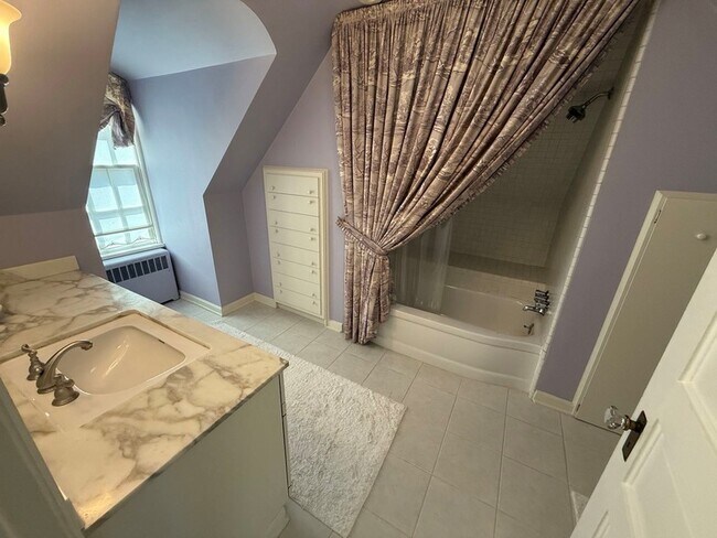 Building Photo - 506 Roslyn Pl