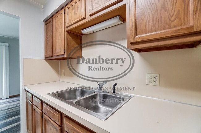 Building Photo - 3164 Kylemore Rd