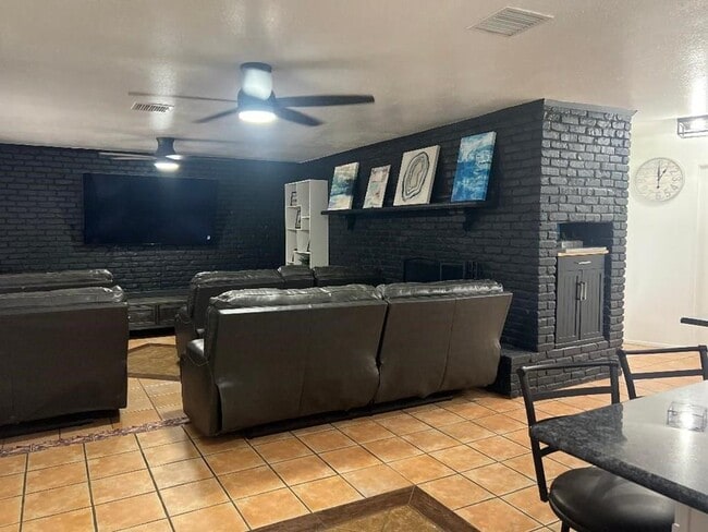 Building Photo - 2907 Redbud Ave