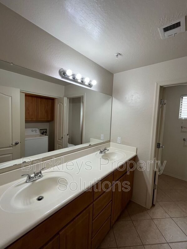 Building Photo - 705 W Queen Creek Rd