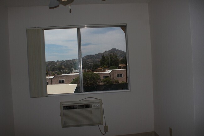 Building Photo - 3557 Kenora Dr