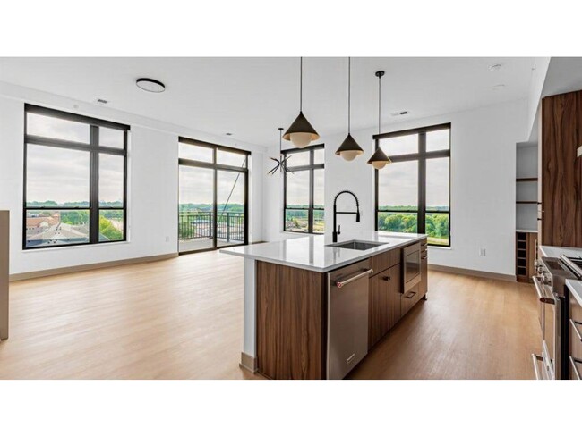 Building Photo - 640 Wisconsin Ave N