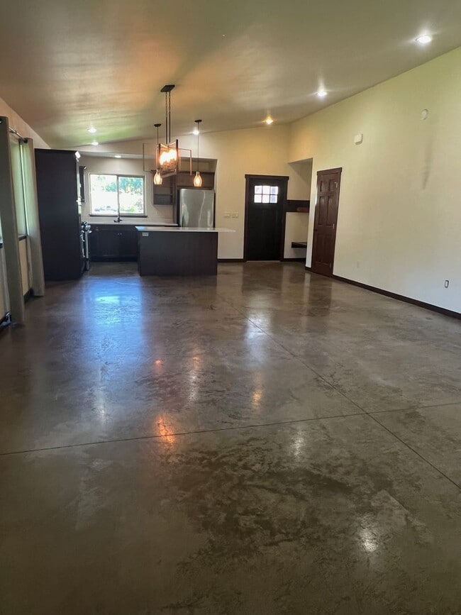 Building Photo - Sandpointe Home