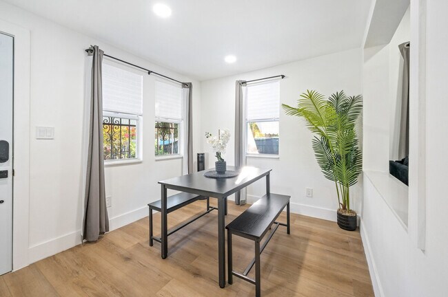 Building Photo - 310 NE 58th Terrace