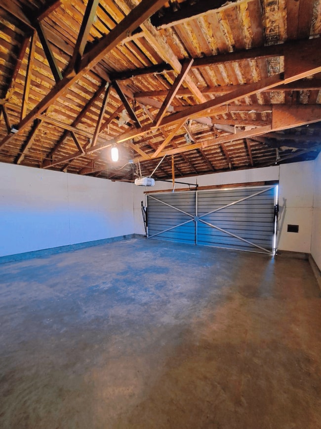 Building Photo - Amazing 3 Bedroom Home Near Cedar and Gett...