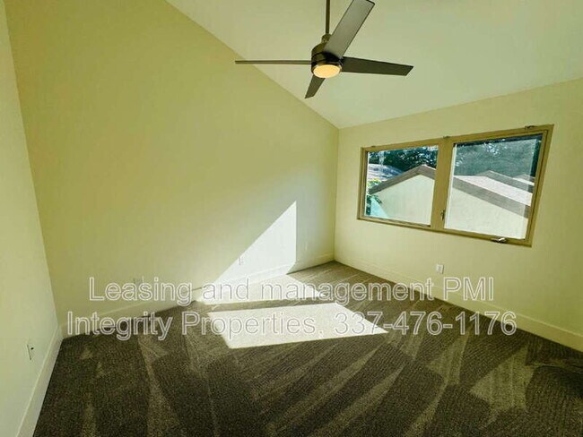 Building Photo - 113 Bayou St