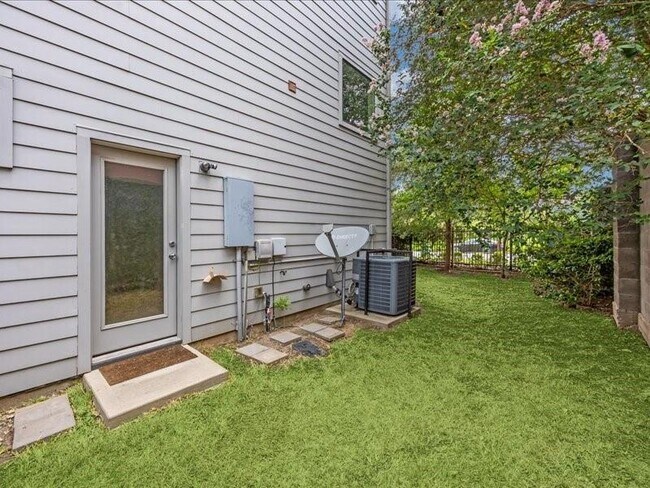 Building Photo - 3212 N MacGregor Way