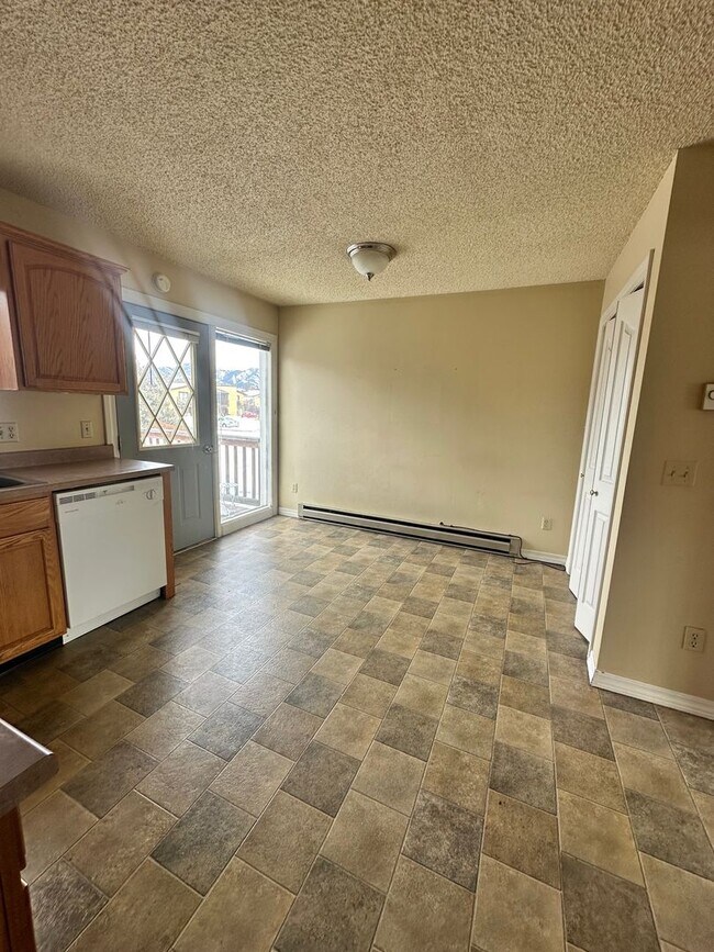 Building Photo - 4 Bedroom Condo near campus