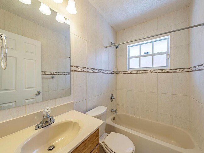 Building Photo - GOLDEN GATE ESTATES-3 BED 2 BATH SINGLE FA...