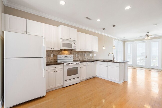 Building Photo - 3 bedroom, 2 1/2 bath unfurnished Townhouse located in Surf City-Ocean views