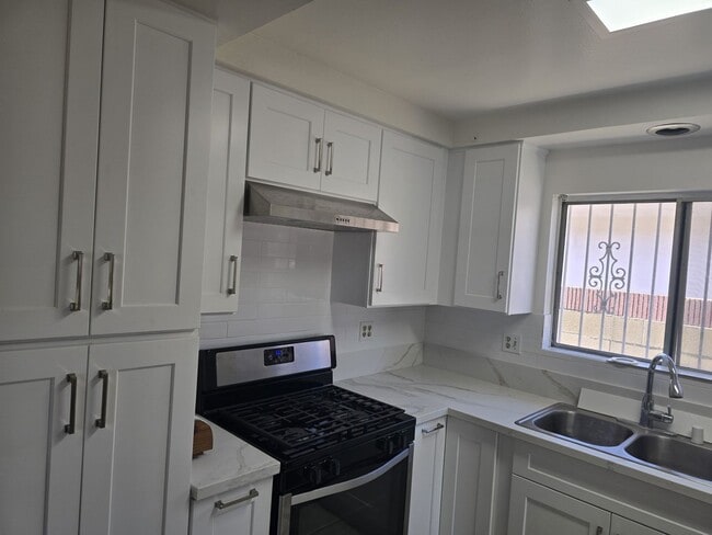 Building Photo - Cozy Single Family Home in Santa Ana for L...
