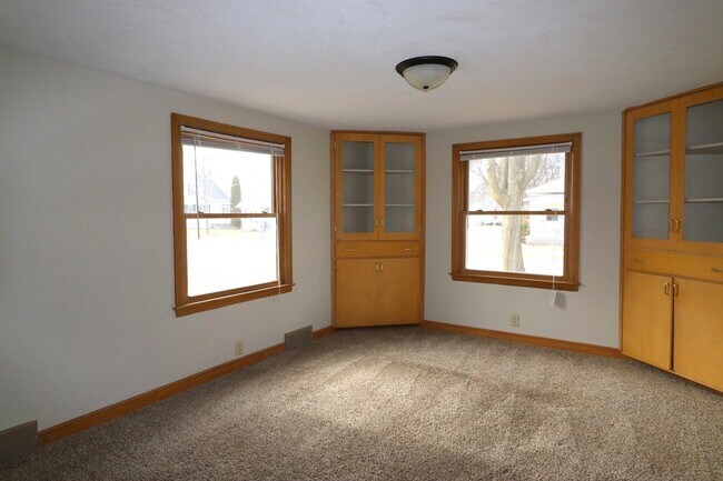 Building Photo - Refurbished 4-Bedroom Home