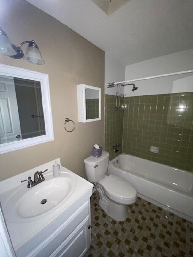Building Photo - 2 bedroom 1.5 bath  The Cloister Condominium