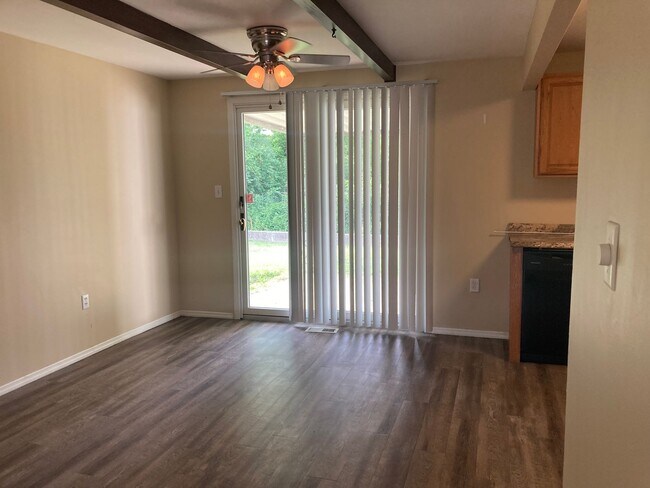 Building Photo - Must See! Large 3 Bedroom, 2 Bath Ranch Ho...