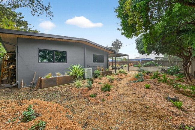 Building Photo - Not your average Davis rental.