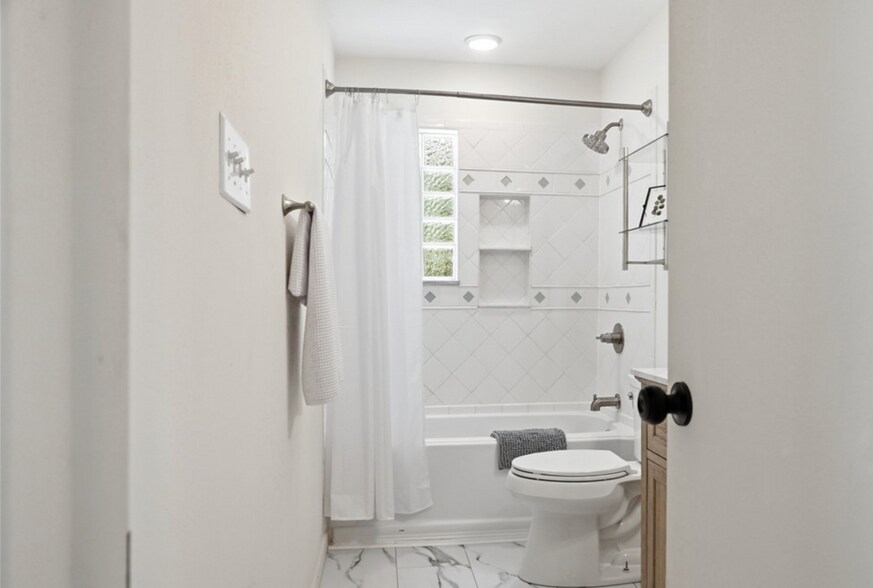 Building Photo - 3473 Sunnyside Dr