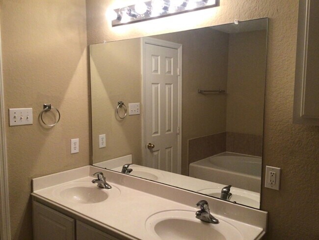 Building Photo - 1022 Yorkshire Hollow Ln