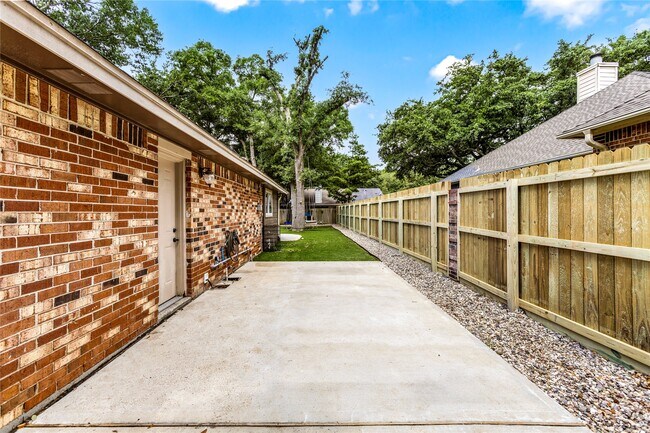 Building Photo - 112 April Wind Dr E