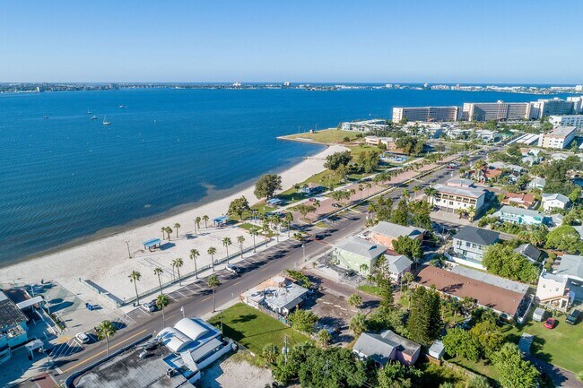 Building Photo - Updated 2 Bedroom 1 Bath in Central Gulfport