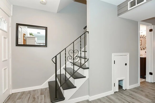Building Photo - 202 Windsor Dr N