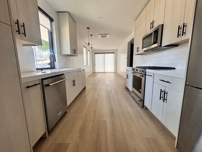 Building Photo - Luxury Living in the Heart of Downtown Encinitas