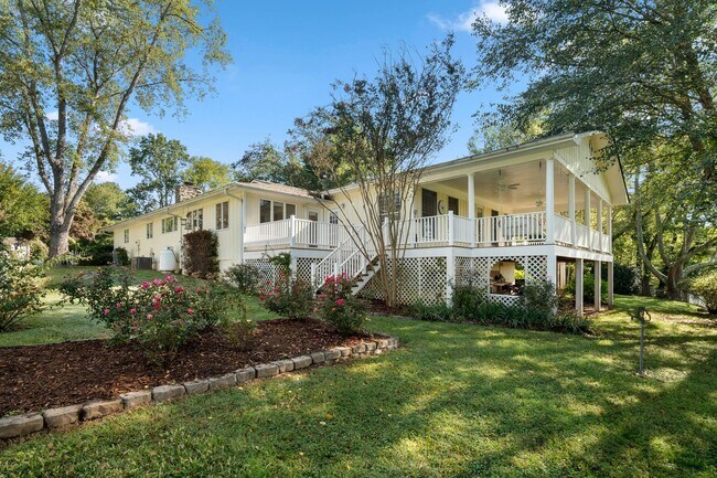 Building Photo - Spacious Updated Ranch