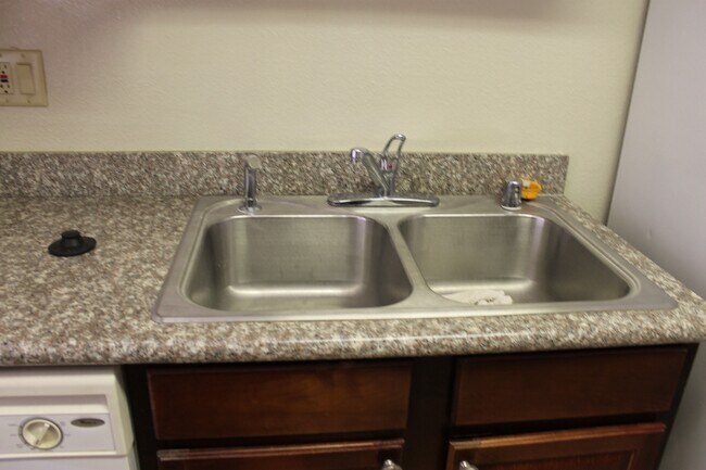 Building Photo - CUTE CONDO 1 BEDROOM, 1 BATHROOM, NEAR STR...