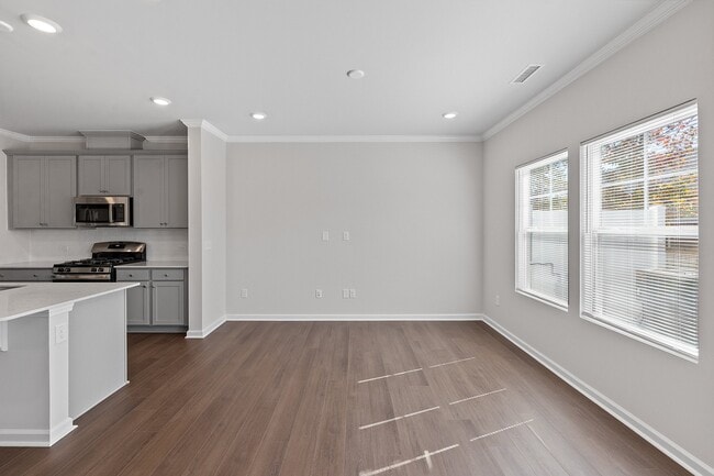 Building Photo - 130 Paramount Dr